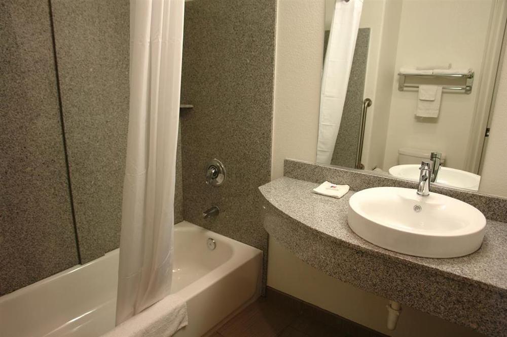 فندق Baymont By Wyndham San Antonio Airport الغرفة الصورة